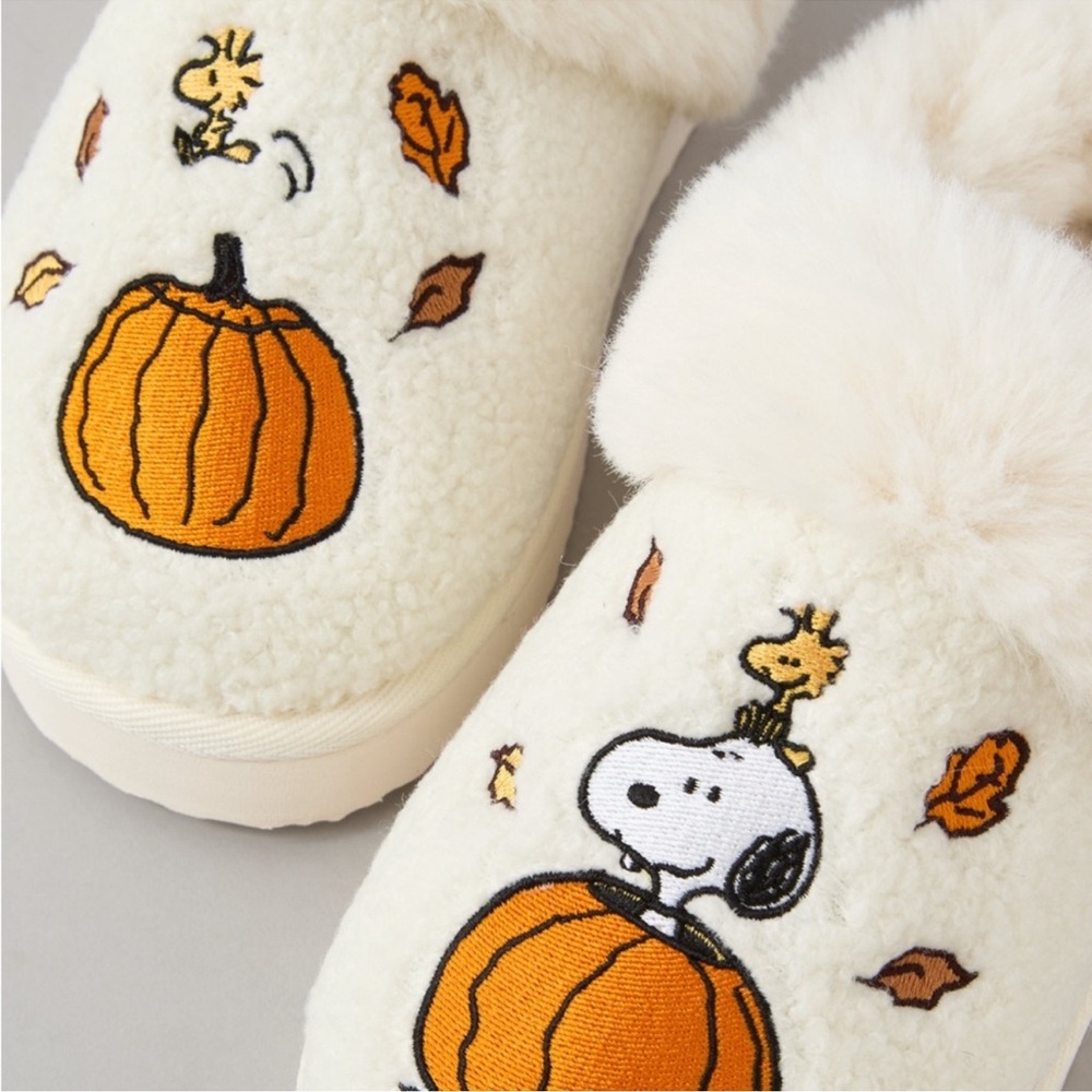 Aerie Cozy White Peanut Snoopy Slippers